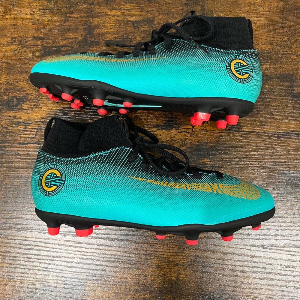 NIKE | NWOB Cristiano Ronaldo Youth Soccer Cleats, Size 5.5